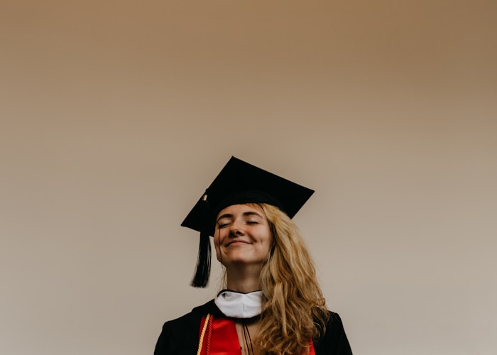 Diplômée DigiFemmes en toge de graduation