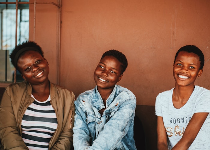 Trois jeunes femmes souriantes, alumni DigiFemmes