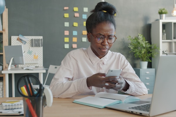 Femme travaillant sur son téléphone