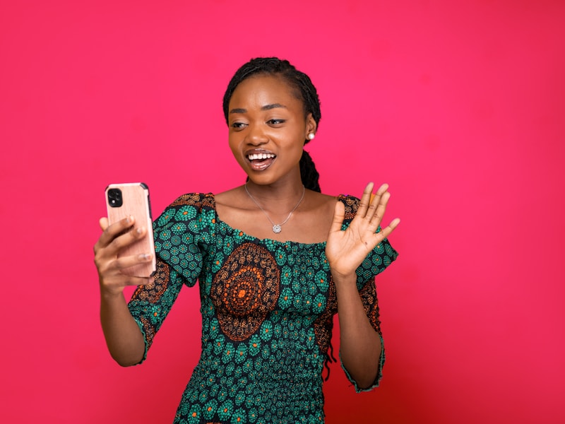 Femme apprenant en ligne avec son smartphone