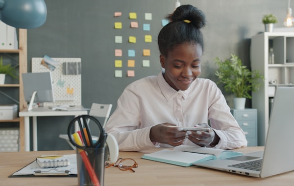 Femme apprenant en autonomie