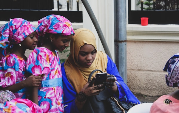 Groupe de jeunes femmes apprenant ensemble